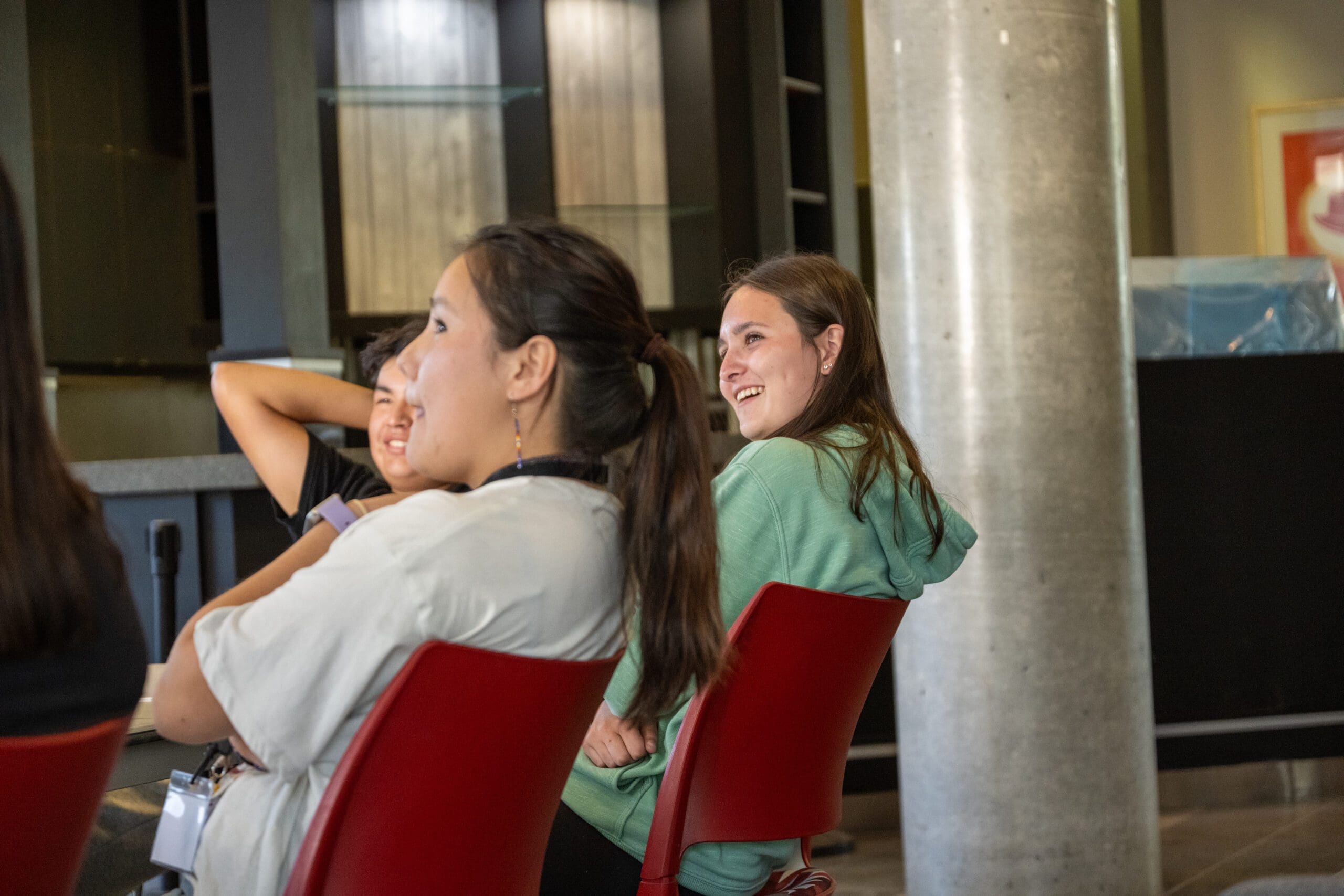VJKF D1-9279 Students watching a presentation